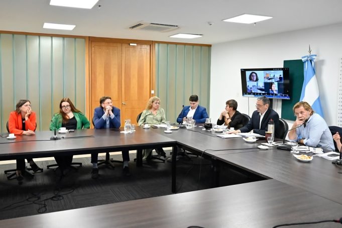 Despacho favorable para designar vocales de Cámara en distintas localidades.