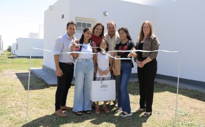 Myrian Prunotto entregó 10 viviendas “Semilla” a familias de Los Cóndores.