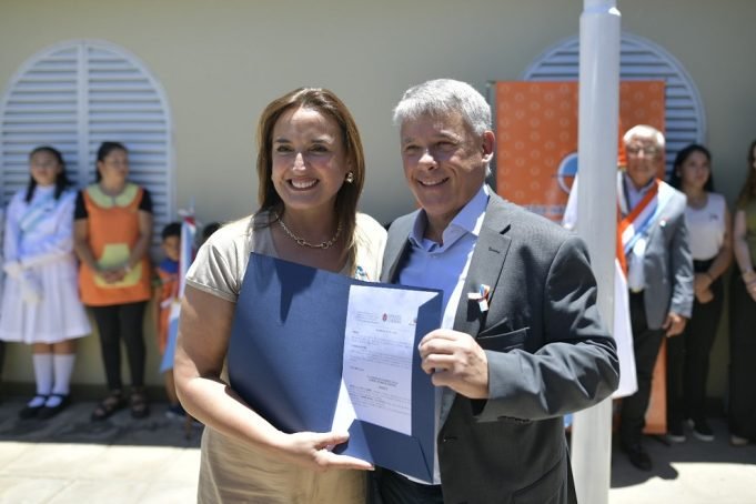 Myrian Prunotto encabezó la presentación de la bandera de Media Naranja.
