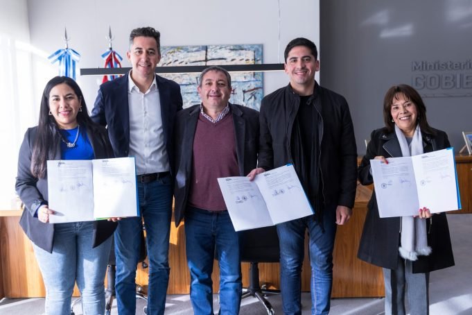 El Gobernador entregó Fondos a Comunas de Ischilín para Obras.