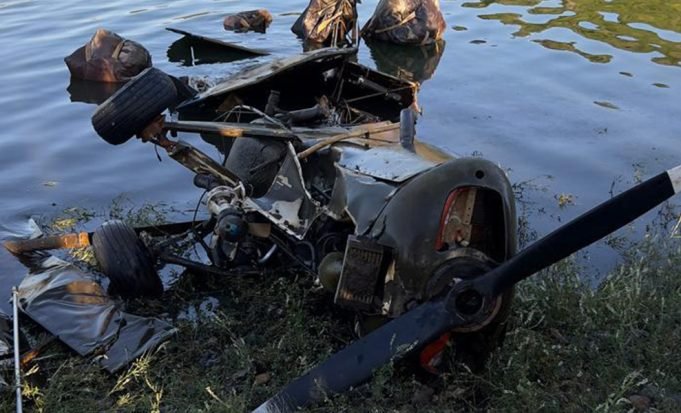 Rescate histórico: extraen del dique Los Molinos una avioneta que cayó hace 17 años.
