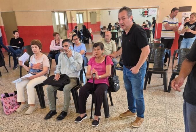 Legislador Figueroa Gestionando Escrituras en Antiguos Planes de Viviendas.