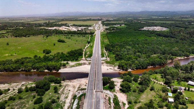Llaryora inauguró las autovías Calamuchita y Punilla.