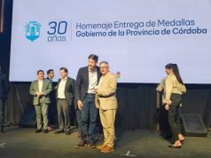 El Dr. Ocanto recibió un reconocimiento por sus 30 años de servicio en la administración pública.