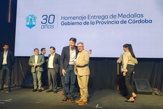 El Dr. Ocanto recibió un reconocimiento por sus 30 años de servicio en la administración pública.