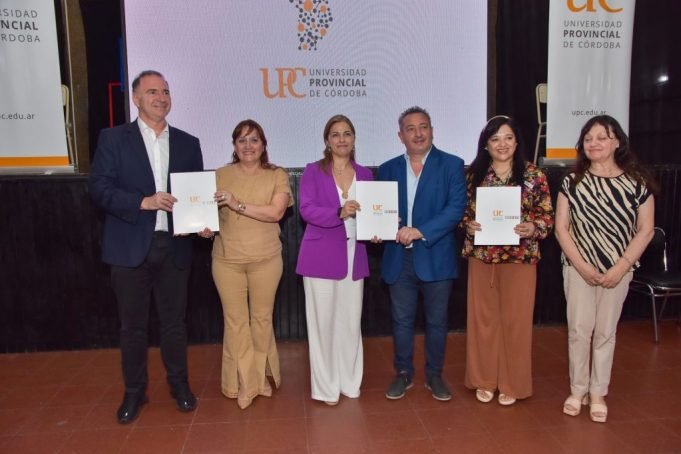 Déan Funes: se realizó el traspaso del Nivel Superior de la Escuela Normal a la órbita de la Universidad Provincial.