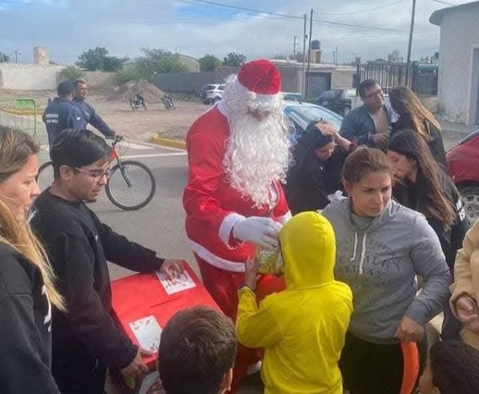 Víspera de Navidad: Comienza el recorrido de Papá Noel por los Barrios de la Ciudad.
