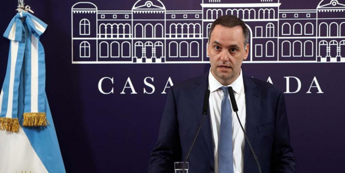 Mediante DNU el Gobierno endureció la política migratoria en el país.