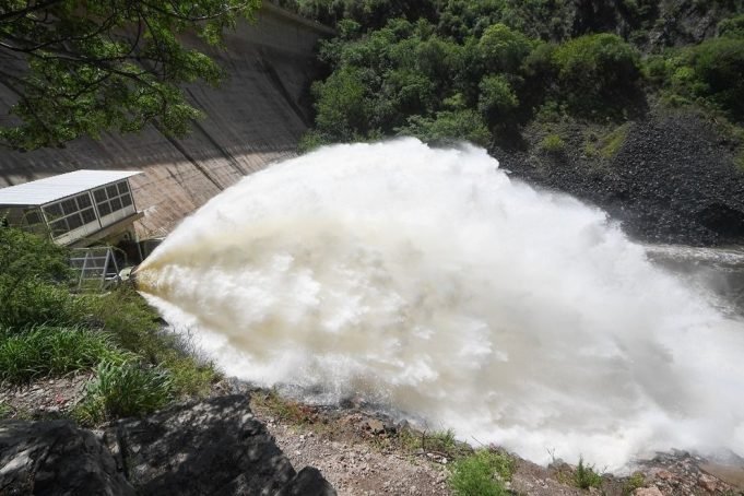 El embalse San Roque alcanzó su nivel máximo y mostró la “cola de novia”.