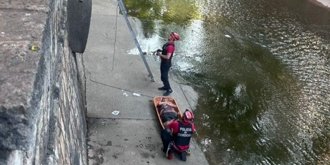 Rescataron a un hombre que cayó al cauce de la Cañada