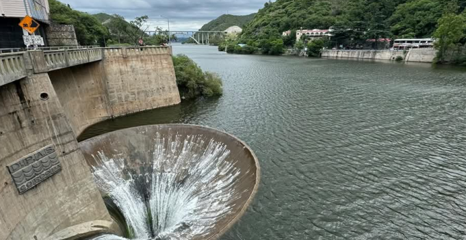 Dique San Roque: Después de más de un año el agua llegó al embudo.