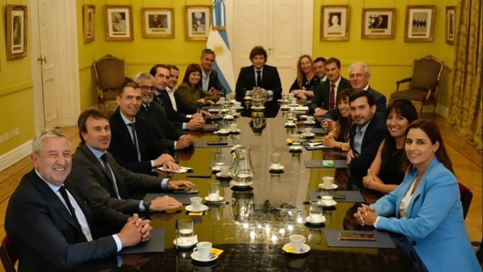 Acercamiento: Milei recibió a los diputados radicales expulsados.