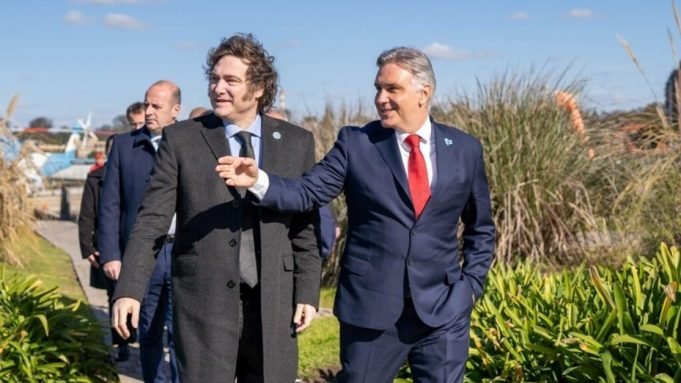 Llaryora supera a Milei en imagen positiva en Córdoba