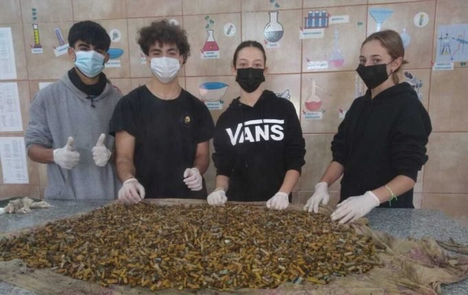 La Carlota: estudiantes transforman colillas de cigarrillos en agendas y logran reconocimiento internacional.