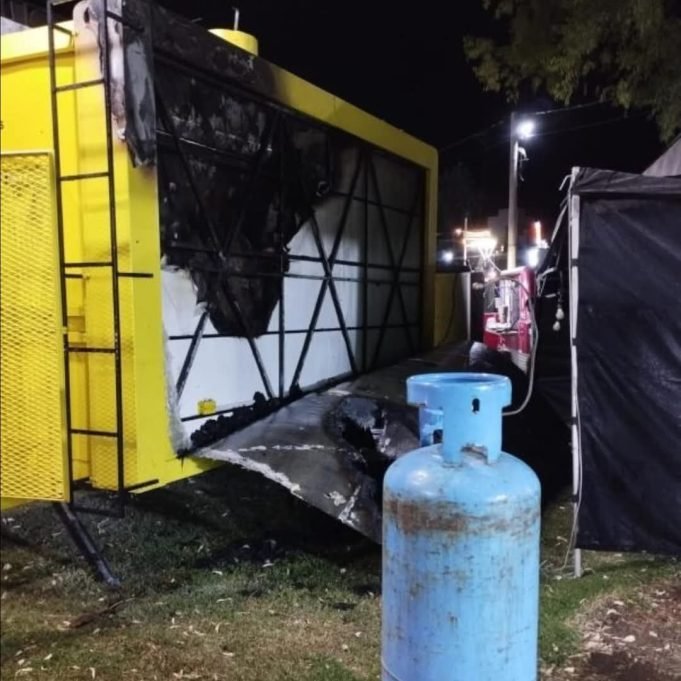 Se prendió fuego un food truck en las afueras del festival de Jesús María.