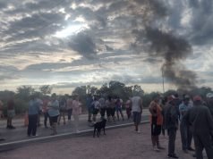Vecinos de San José de las Salinas cortan parcialmente la Ruta N60 por falta de agua.