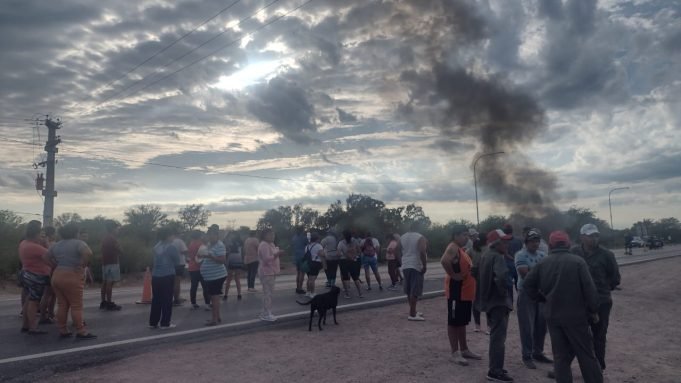 Vecinos de San José de las Salinas cortan parcialmente la Ruta N60 por falta de agua.
