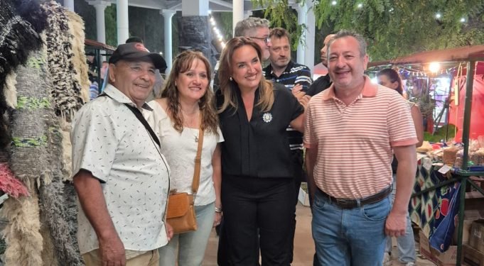 Vice Gobernadora Prunoto, Legislador Figueroa e Intendenta Nievas, acompañando a los artesanos.