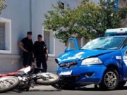 Accidente de tránsito en Deán Funes: móvil policial involucrado.