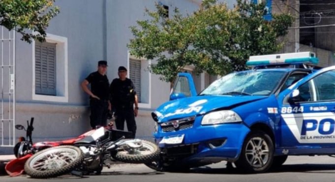 Accidente de tránsito en Deán Funes: móvil policial involucrado.