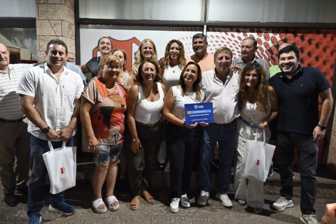 Colonia Caroya: Prunotto entregó un aporte de $ 3 millones al Club Sportivo San Martín.