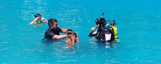 Taller de buceo en la escuela de verano municipal.