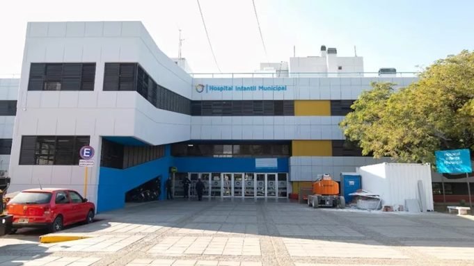 Un niño de 14 años abrió la heladera descalzo, se electrocutó y está internado.
