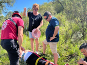 Rápido rescate en Mina Clavero: mujer lesionada tras caer mientras hacía trekking.