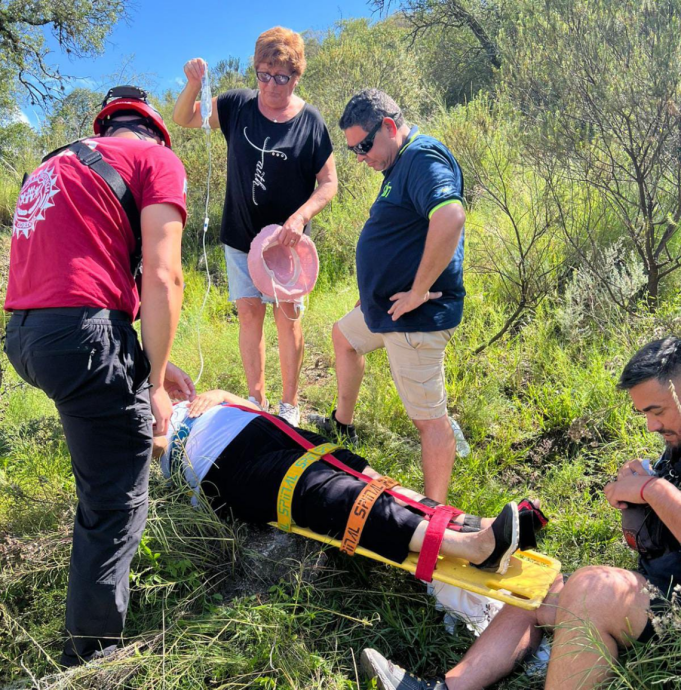 Rápido rescate en Mina Clavero: mujer lesionada tras caer mientras hacía trekking.