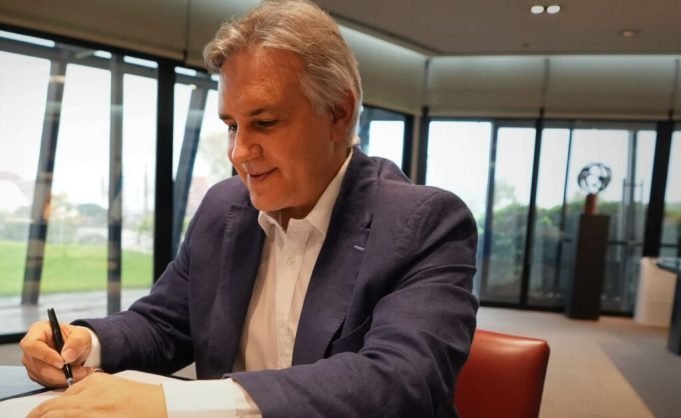Llaryora promulgó la ley de Ficha Limpia.
