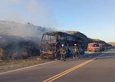 Un colectivo de COATA se incendió en las Altas Cumbres.