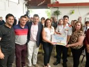 Myrian Prunotto entregó un aporte de $53 millones a los bomberos de Villa Giardino.