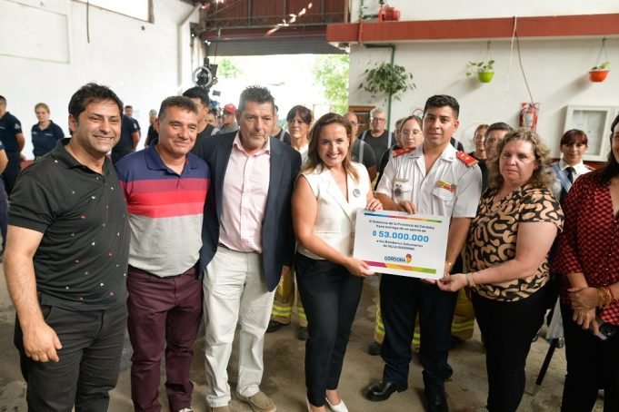 Myrian Prunotto entregó un aporte de $53 millones a los bomberos de Villa Giardino.