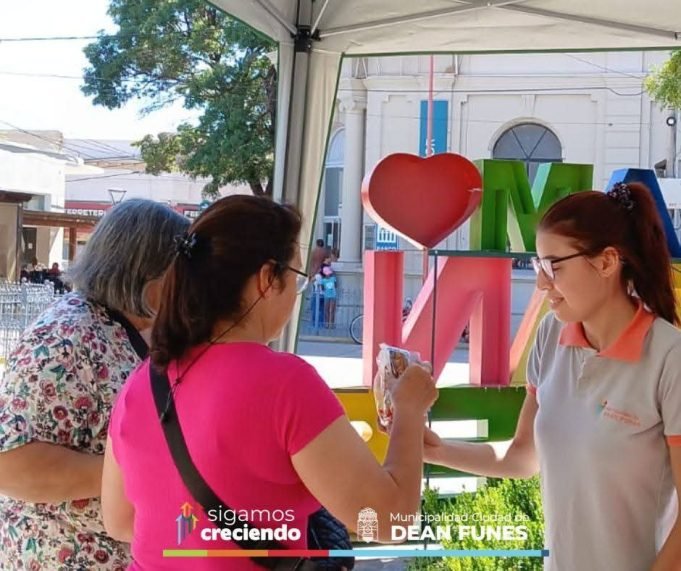 Excelente: La muni habilitó un punto de hidratación y controles para adultos mayores.