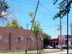 Dean Funes: Advierten sobre un poste inclinado que representa peligro en la vía pública.