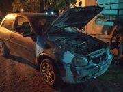 Se prendió fuego un auto en B° La Feria y personal de Bomberos logró sofocarlo.