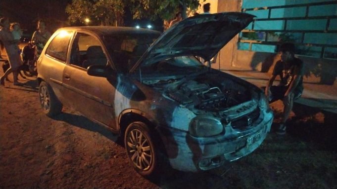 Se prendió fuego un auto en B° La Feria y personal de Bomberos logró sofocarlo.