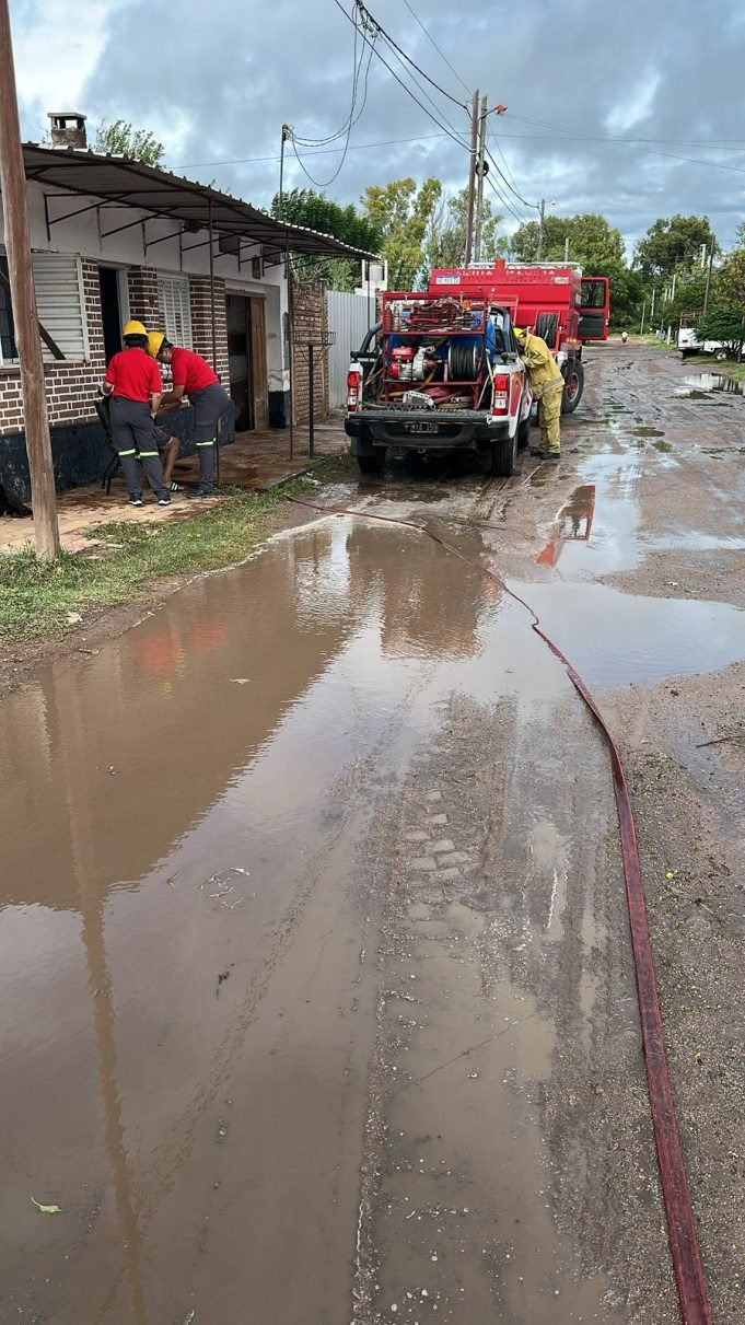 Fuerte tormenta en Deán Funes: calles anegadas e ingreso de agua en viviendas.
