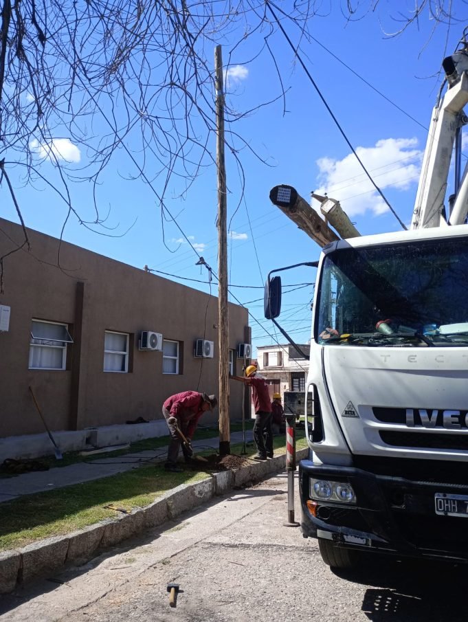 Deán Funes: Reemplazaron el poste inclinado en el pasaje Nicolasa Gil de Núñez.