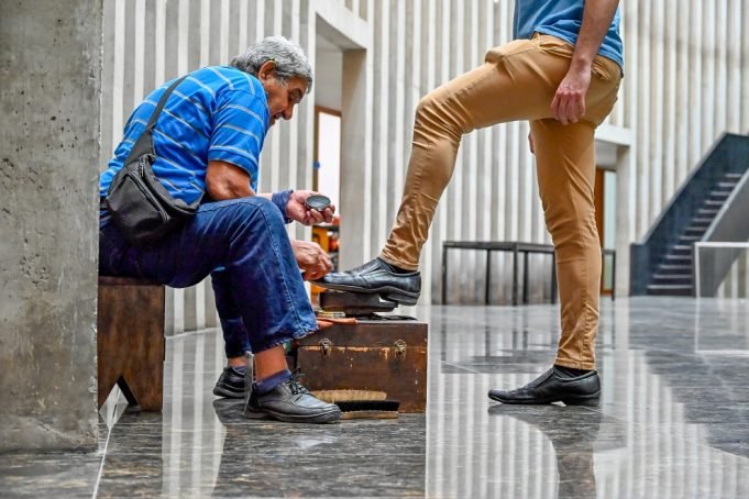 Juan Carlos Torres, el histórico lustrador de zapatos de la Legislatura.