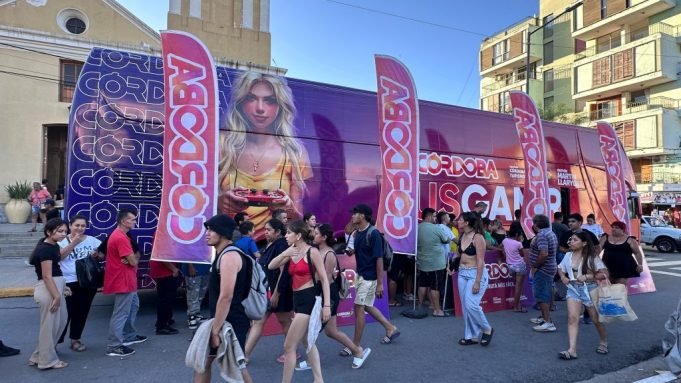 El Bus Gamer turístico llega al Parque Bustos.