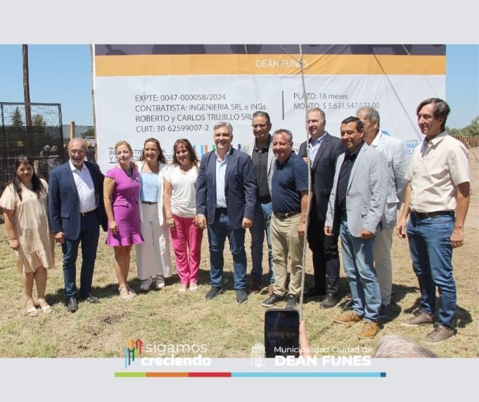 Firma de acta de inicio de obra de la Universidad provincial en Deán Funes