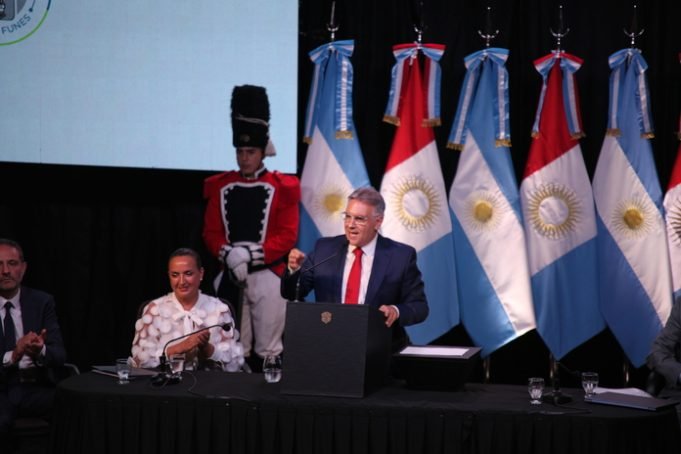 Legislador Raúl Figueroa Sesionando en su Ciudad y con anuncios del Gobernador.