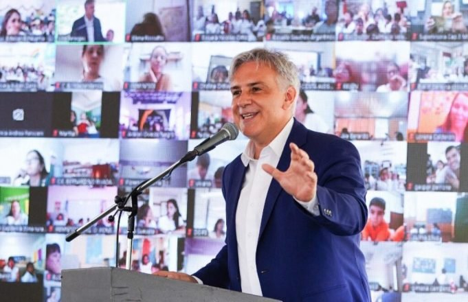 En una escuela de las Altas Cumbres, Llaryora inauguró el ciclo lectivo 2025.