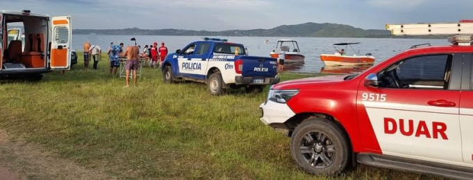Tragedia en el lago Los Molinos: un hombre murió ahogado tras caer de un kayak.
