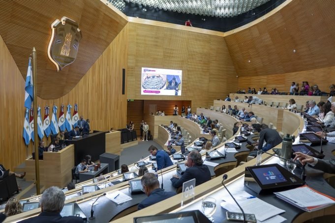 La Legislatura reconoció a la bióloga Sandra Díaz y a la productora Prisma Cine.