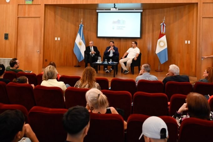 Legislatura: gran interés despertó el conversatorio “Córdoba y su autonomía”.