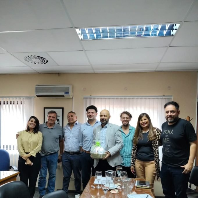 Villa Tulumba le presentó al presidente de la Agencia Córdoba Cultura la Agenda Cultural 2025.