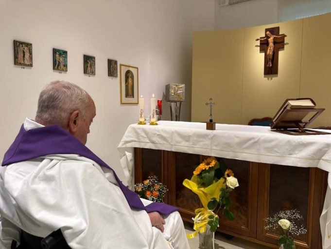Desde el Vaticano publicaron la primera imagen del Papa Francisco celebrando una Misa.