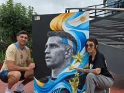 La artista de Avellaneda, Claudia Pérez, cumplió otro sueño: le entregó un cuadro al “Dibu” Martínez.